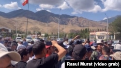 Чырпыкты аймагындагы суудан алтын чайкоого каршы нааразылык акциясына чыккандар. Нарын шаары, 12-август, 2022-жыл.