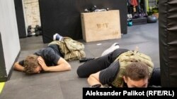 Borbena obuka za civile koju organizuje teretana EBSH u Ukrajini. Takvi kursevi su veoma traženi u prestonici Ukrajine dok rat besni na jugu i istoku zemlje.