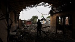 Locuitorii din Kramatorsk strâns ce a mai rămas din casele bombardate de ruși, regiunea Donețk Ucraina, 12 august 2022. REUTERS/Nacho Doce