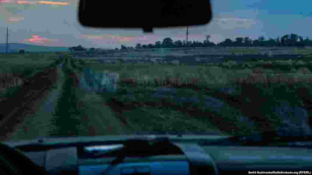 Це горять поля пшениці. Андрій, який доставляє боєприпаси на передову, каже, що артилерія російської армії на його погляд цілить у ці поля навмисне. &laquo;Стріляють запалюючими снарядами&raquo;. Чому так роблять - залишається здогадуватися.&nbsp;