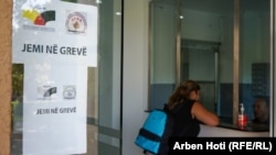 Të enjten, mësimdhënësit, edukatorët në kopshtet publike, punëtorët e administratës publike e shërbyes civilë Kosovës kanë hyrë në grevë.