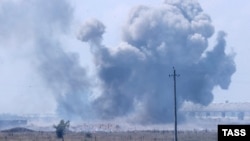 Дим від вибуху боєприпасів у Джанкойському районі в окупованому Криму, 16 серпня 2022 року