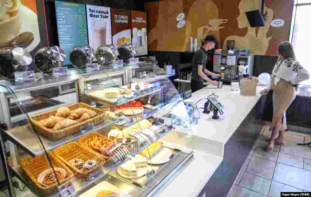 Внатрешноста на продажниот објект &bdquo;Вкусно и Точка&ldquo; во Казан. Неодамнешниот преглед на видео заклучи дека хамбургерите имаат вкус на Мекдоналдс и забележа дека пакетите со сос се Мекдоналдс, а логото е затемнето со мастило.