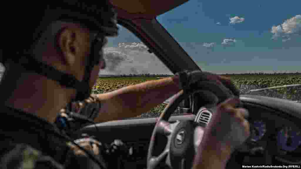 Fumul se ridică după o lovitură rusească la o fermă din regiunea Donețk din Ucraina, pe 8 august. (Maryan Kushnir, RFE/RL) Kushnir a scris: &bdquo;Acțiunile militare în Ucraina erau la apogeu. Principalul teatru de operațiuni s-a mutat în estul Ucrainei, mai ales în regiunile Donețk și Lugansk. Trupele ucrainene înaintau pecâmpurile semănate ale Donbas-ului. Culturile ardeau și mureau, în timp ce soldații își protejau liniile de apărare&rdquo;.