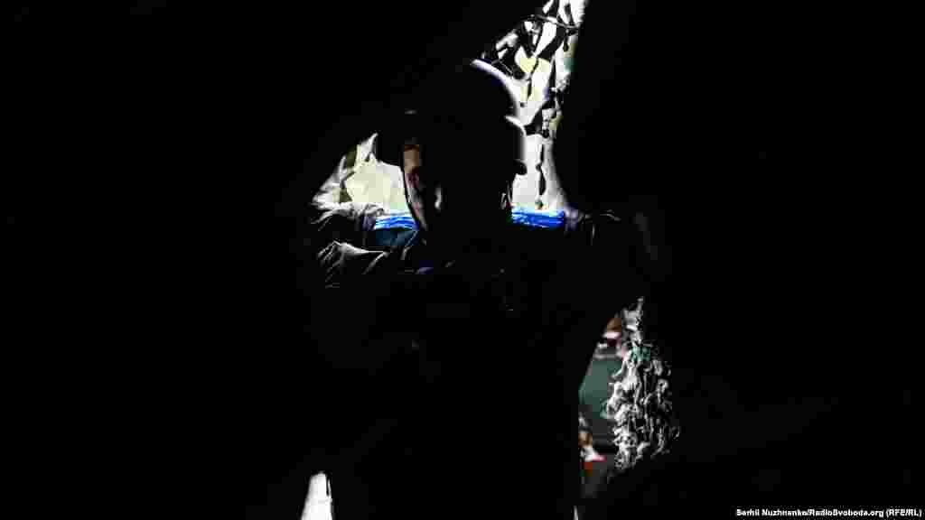 Поки розвідка надає координати, бійці мають кілька хвилин, щоб перекурити