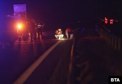 Разследващи извършват първончалния оглед на местопроизшествието.