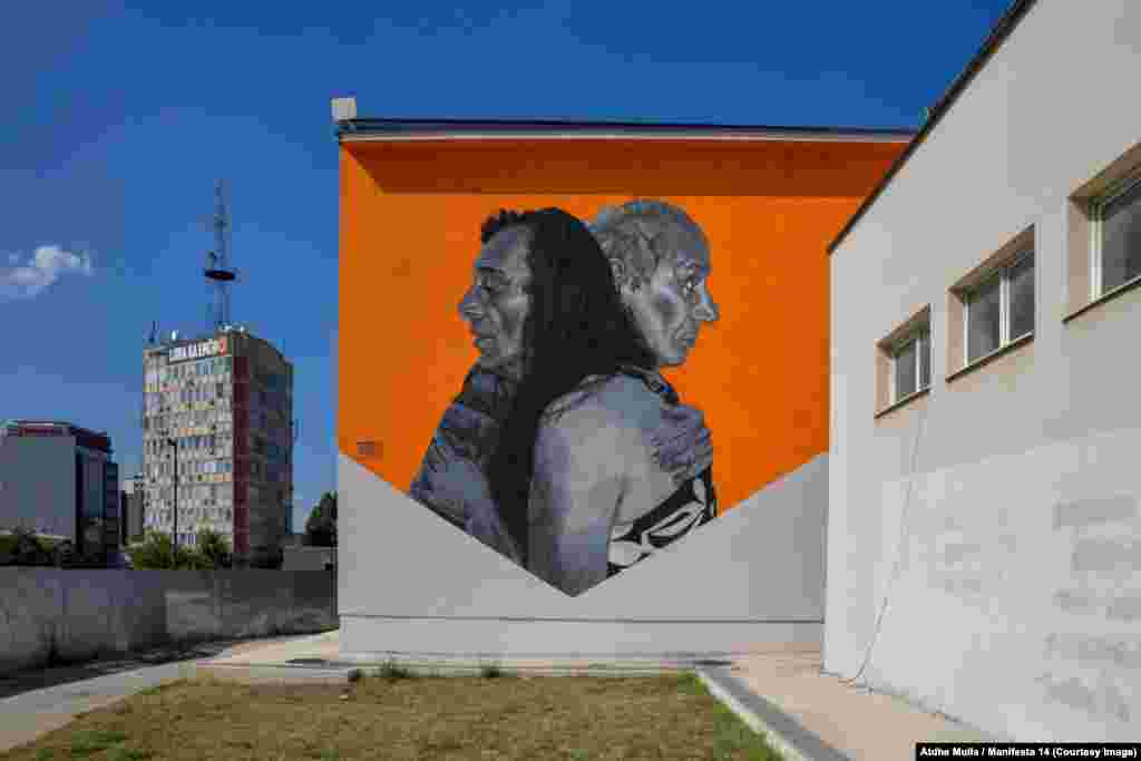 Mural oslikan za bijenale Donacija EU, kao i različita sredstva iz Holandije, obezbijedili su više od 1,5 miliona dolara za ovaj događaj. &nbsp;