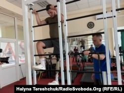 Заняття Валентина Степаненка з реабілітологом