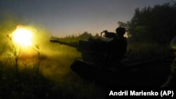 Український військовий веде вогонь по російських позиціях в Харківській області, 24 серпня 2022 року