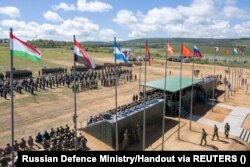 Ceremonia de deschidere a exercițiilor militare „Vostok 2022”, la un poligon de tragere din regiunea Primorskîi din Extremul Orient, Rusia, 31 august 2022.