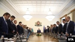 Служебният кабинет почете с едноминутно мълчание паметта на двамата полицаи от Бургас, които загинаха докато изпълняват служебния си дълг