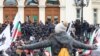 Полиция и протестиращи пред сградата на парламента в сряда