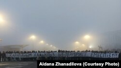 "Карапайым калкпыз. Биз террорист эмеспиз" деген жазууну кармап турган Алматыдагы нааразылык акцияларынын катышуучулары. 6-январь, 2022-жыл.