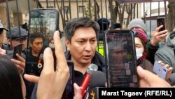 Иликтөөчү журналист Болот Темиров.