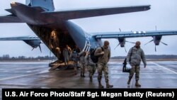 Войници и техника от САЩ и Великобритания пристигат в Естония на 24 януари 2022 г.