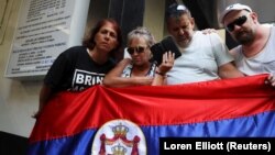 Подръжници на сръбския тенисист Новак Джокович слушат речта на съдията по делото, което остави играча извън Откритото първенство на Австралия. Мелбърн, 16 януари 2022 г.