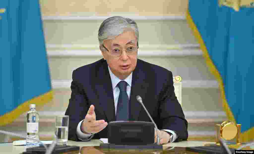 Presidenti i Kazakistanit, Qasym-Zhomart Toqaev, ka thënë se ka lëshuar urdhër për zyrtarët e zbatimit të ligjit për të shtëna me armë zjarri pa dhënë paralajmërim. Nur-Sulltan, 7 janar 2022.