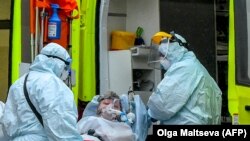 "Тез жардамдын" дарыгерлери коронавируска чалдыккан бейтап менен. Санкт-Петербург шаары. 25-январь, 2022-жыл