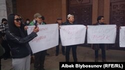 Жогорку Кеңештин имаратынын алды. 7-январь, 2022-жыл. 