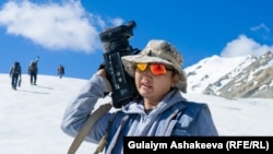 Ак-Шыйрак тоо кыркасындагы Борду тездик менен эрип бараткан мөңгүлөрдүн бири. ("Азаттыктын" журналисттери мөңгүдө, 5-июль, 2021-жыл)