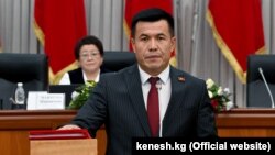 Өмүрбек Бакиров Жогорку Кеңештин депутаттыгына ант берип жаткан учуру. 29-декабрь, 2021-жыл.