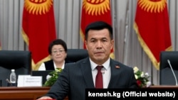 Өмүрбек Бакиров Жогорку Кеңештин депутаттыгына ант берип жаткан учуру. 29-декабрь, 2021-жыл.