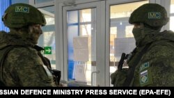 Российские военные, охраняющие офис телекоммуникационной компании в Алматы. 12 января 2022 года