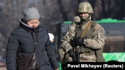 Казахстанский военнослужащий патрулирует улице после недавних протестов. Алматы, 12 января 2022 года