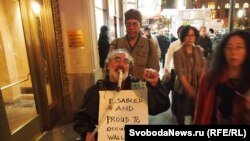 Участник движения "Захвати Уолл-стрит". Нью-Йорк, 15 ноября 2011 г