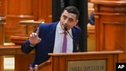 Alianța pentru Unirea Românilor, condusă de George Simion, a contestat la CCR patru legi pentru care Guvernul și-a asumat răspunderea în Parlament.