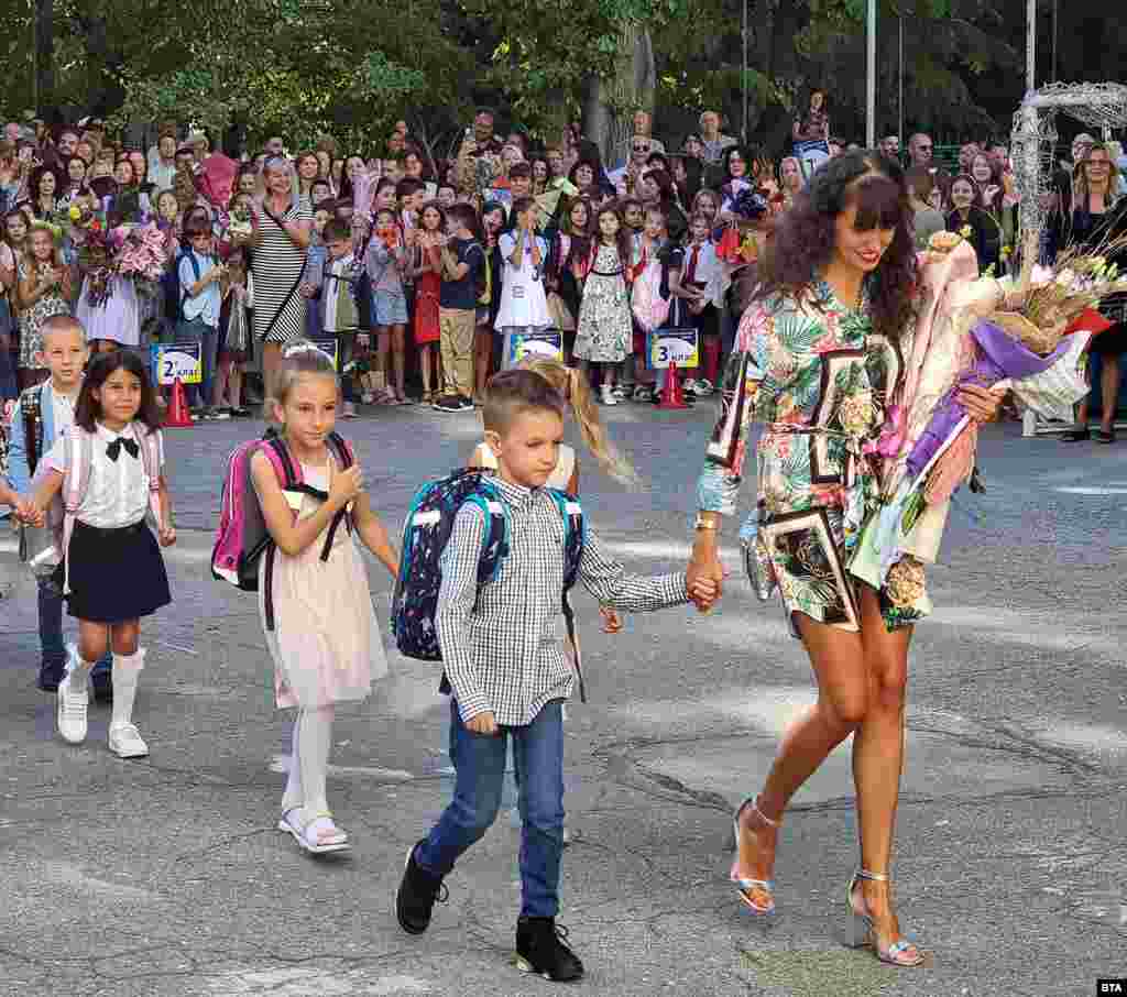 Точно 44 са първолаците тази година в Националното училище по изкуствата &rdquo;Добри Христов&rdquo; във Варна. В цялата страна се очаква&nbsp;над 57 000 първокласници да тръгнат на училище на днешния 15 септември.