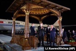 Kineski predsjednik Si Đinping sa uzbekistanskim predsjednikom Shavkat Mirziyoev na aerodromu u Samarkandu u septembru 2022.