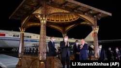 Președintele chinez Xi Jinping este întâmpinat de omologul său uzbek, Shavat Mirziyoev (dreapta) la aeroportul din Samarkand, septembrie 2022.