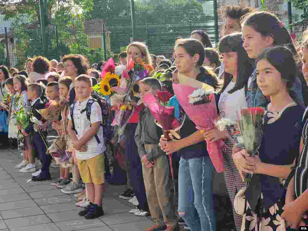 На 15 септември училищният двор в&nbsp;най-голямото основно училище &bdquo;Васил Левски&ldquo; в Ловеч е пълен с ученици. Тази година над 280 първокласници за пръв път прекрачиха училищния праг в Ловешко. Учебната година започна за над пет хиляди ученици в общината.