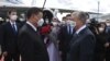 Президент Казахстана Касым-Жомарт Токаев (справа) встречает главу Китая Си Цзиньпина, прибывшего в Казахстан с государственным визитом