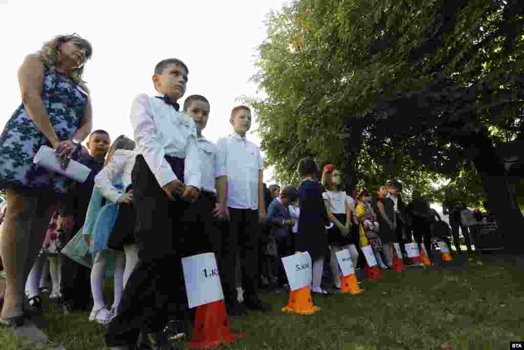 В&nbsp;191 ОУ &bdquo;Отец Паисий&ldquo; в с. Железница също се проведе тържествено откриване на новата учебна година. Първокласниците се наредиха пред училището преди да се отправят към класните стаи.&nbsp;