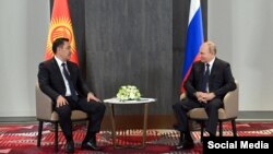 Садыр Жапаров жана Владимир Путин. 