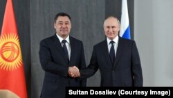 Кыргызстандын президенти Садыр Жапаров менен Орусиянын президенти Владимир Путин. Самарканд, Өзбекстан. 2022-жылдын 15-сентябры. 