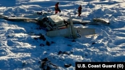 Обломки самолета, упавшего на морской лед на западе Аляски (фото: Береговая охрана США).