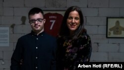Sebahate- Hajdini Beqiri nga shoqata “Down Syndrome Kosova” së bashku me djalin e saj Gencin.
