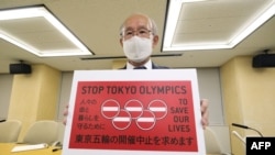 Egy helyi aktivista az olimpia elhalasztására szólít fel Tokióban, 2021. május 14-én