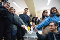 Márki-Zay Péter, az Egységben Magyarországért miniszterelnök-jelöltje családtagjai társaságában leadja szavazatát az országgyűlési választáson és a népszavazáson a Hódmezővásárhelyi Szent István Általános Iskolában kialakított szavazókörben 2022. április 3-án.