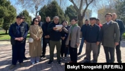 "Кыргызстан бириккен демократиялык кыймылы" аттуу оппозициялык уюмдун мүчөлөрү.