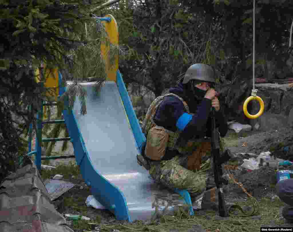Egy ukrán katona pihen egy &ndash; kicsit több mint egy hónapja még gyerekzsivajtól hangos &ndash; játszótéren a kijevi frontvonalon március 29-én