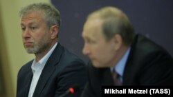 Biznismen Roman Abramovič i ruski predsjednik Vladimir Putin (slijeva nadesno) na sastanku Upravnog odbora Fondacije Talent and uspjeh u Sočiju, Rusija, 20. jula 2016. Mikhail Metzel /TASS