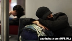 Мужчина спит в международном аэропорту Стамбула. 29 марта 2022 г. (иллюстративное фото) 