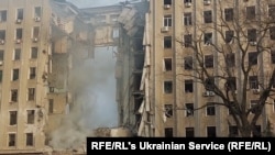 Légitámadást szenvedett épület Mikolajivban 2022. március 29-én