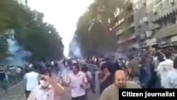 Поліція розганяє сльозогінним газом демонстрацію у Тегерані, 9 липня 2009 р.