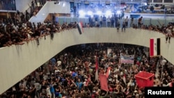 Ирактын парламентин басып алган Муктад ас-Садрдын тарапкерлери.