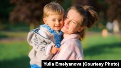 Юлия Емельянова с сыном.
